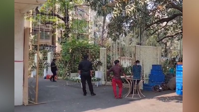शादी में पहुंचने वाले मेहमानों को निमंत्रण पहले ही भेजा जा चुका है। ये शादी पारंपरिक तरीके से होगी। शादी में रजिस्ट्रार भी शामिल होगा, जो दीया और वैभव की शादी का रजिस्ट्रेशन करेगा।
