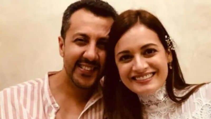 बता दें कि दीया के होने वाले पति वैभव पाली हिल्स इलाके में रहते हैं। दोनों की नजदिकियां कोरोना काल में लगे लॉकडाउन के दौरान बढ़ी थी। दीया भी इस दौरान वैभव के साथ उनके घर पर लिव इन रिलेशन में रही थी। 