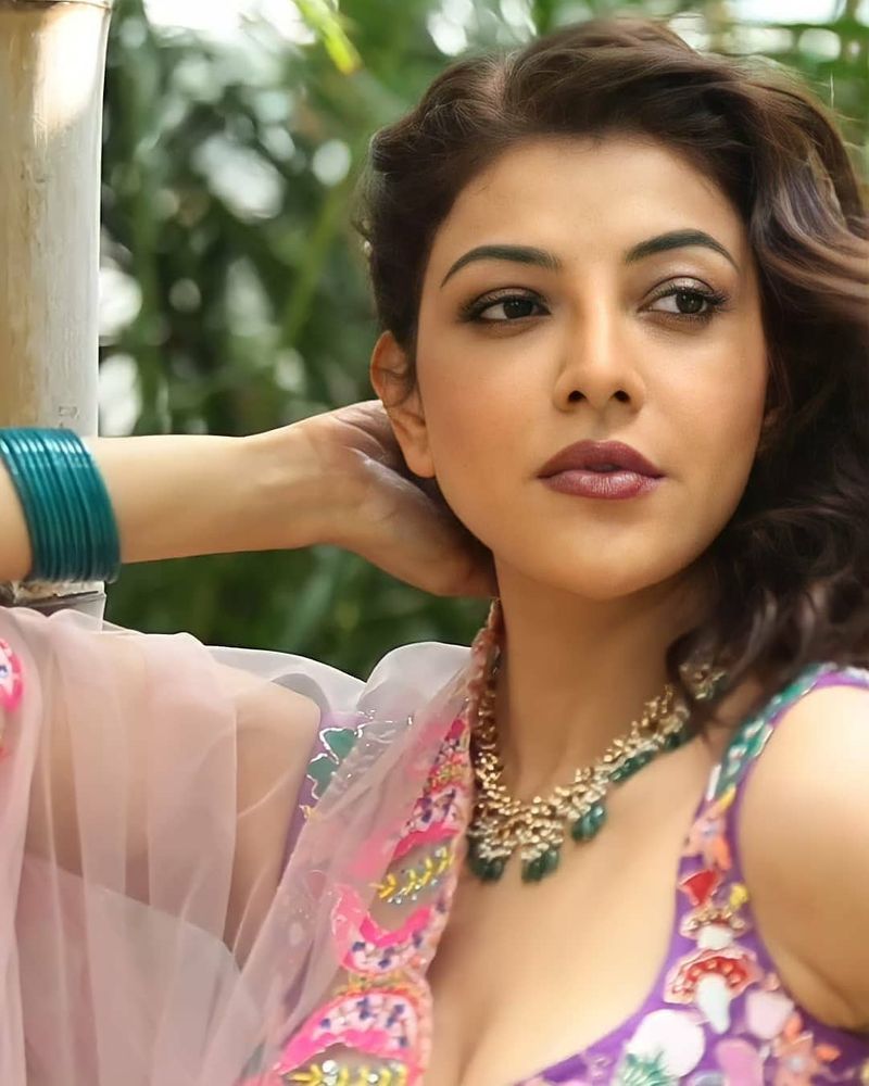 ఇందులో కాజల్ చూపులు చురకత్తులా ఉన్నాయంటే అతిశయోక్తి కాదు. చూపులతోనే చంపేసేలా ఉందీ హాట్ అందాల భామ.