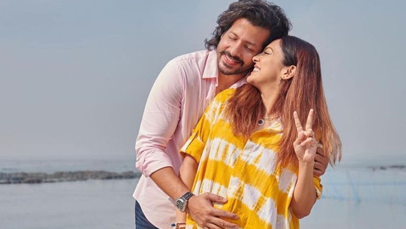 नीति ने फोटोज शेयर करते हुए लिखा- 1+1= 3 होने वाली मम्मी और होने वाले पापा… ये अनाउंस करने के लिए हमारी दूसरी सालगिरह से बेहतर कोई दूसरा दिन नहीं हो सकता था।