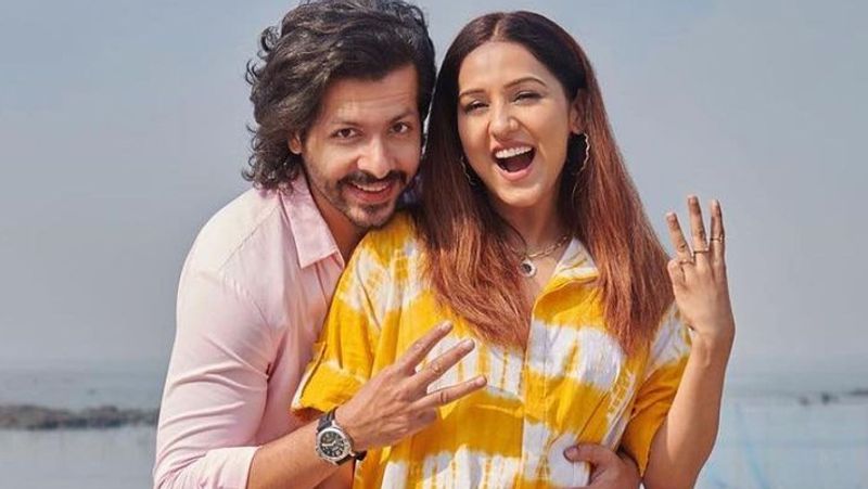 वहीं, निहार ने भी फोटोज शेयर कर कैप्शन लिखा- 1+1=3 होने वाले मॉमी और डैडी। इस चीज को अनाउंस करने के लिए हमारी दूसरी एनिवर्सरी से बेहतर दिन क्या हो सकता है!!! हैप्पी एनिवर्सरी माय लव। आप हर चीज मूल्यवान बना देती हो।
