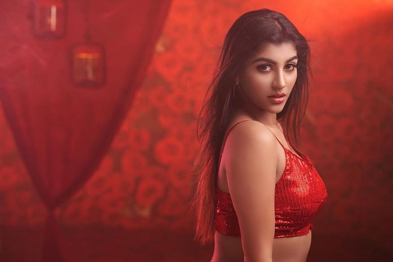 மாடலிங், சினிமா என இரட்டை குதிரையில் பிசியாக சவாரி செய்தாலும் ரசிகர்களுக்காக இன்ஸ்டாகிராமில் கவர்ச்சி போட்டோக்களை பதிவேற்றுவதில் யாஷிகா நிறுத்துவதே இல்லை.
