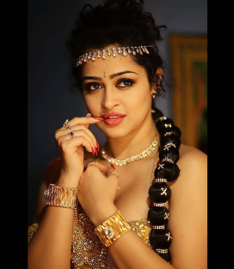 ప్రస్తుతం వర్మ నుంచి వస్తోన్న `డీకంపెనీ` చిత్రంలో మరో ఐటెమ్ సాంగ్ చేసింది.