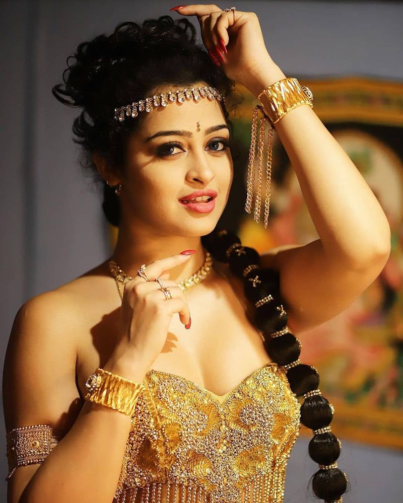 ఇందులో గోల్డెన్ కలర్ నగలను ధరించి నైట్ పార్టీ తరహాలో సాగే ఐటెమ్ సాంగ్లో రెచ్చిపోయింది. ఐటెమ్ గాళ్లని ఓ ఆట ఆడుకుంది.