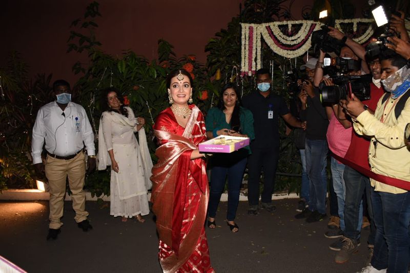 పెళ్లి అనంతరం మీడియా వారికి స్వీట్లు పంచిపెడుతున్న దియా.
