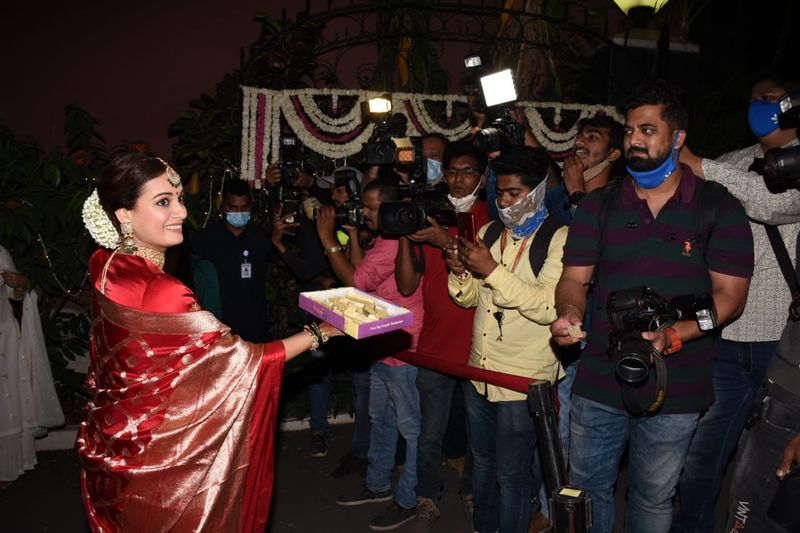 పెళ్లి అనంతరం మీడియా వారికి స్వీట్లు పంచిపెడుతున్న దియా.