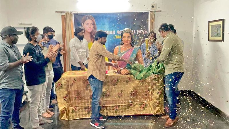 కొందరైతే నిధి అందాలను ఫిదా అయ్యారు. ఆమె నటనకు మంత్రముగ్దులయ్యారు. దీంతో ఓ కొత్త ఆలోచనకు వచ్చారు.