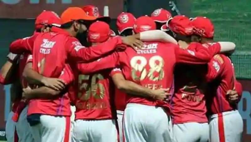 <p>ఐపీఎల్ చరిత్రలో పంజాబ్ లీగ్ దశను దాటింది రెండు సీజన్లలోనే. 2014లో ఫైనల్స్కు చేరిన ఈ జట్టు... 2008లో సెమీఫైనల్లోకి ప్రవేశించింది. ఈ రెండు సీజన్లను మినహాయిస్తే పంజాబ్ కింగ్స్ ఎన్నడూ లీగ్ దశను దాటలేదు. గత సీజన్లో ప్లే ఆఫ్స్లో చోటు కోసం ఒత్తిడితో కూడుకున్న పరిస్థితుల్లో వరుసగా ఆరు మ్యాచుల్లో విజయాలు నమోదు చేసిన పంజాబ్ అందరి దృష్టిని ఆకర్షించింది. అంపైరింగ్ తప్పిదాలు సైతం పంజాబ్ను దెబ్బకొట్టాయి. గత సీజన్ ద్వితీయార్థంలో చూపిన జోరు.. ఈ సీజన్లో ఆరంభం నుంచే మొదలెట్టేందుకు రాహుల్, కుంబ్లే గ్యాంగ్ సిద్ధమవుతోంది.</p>