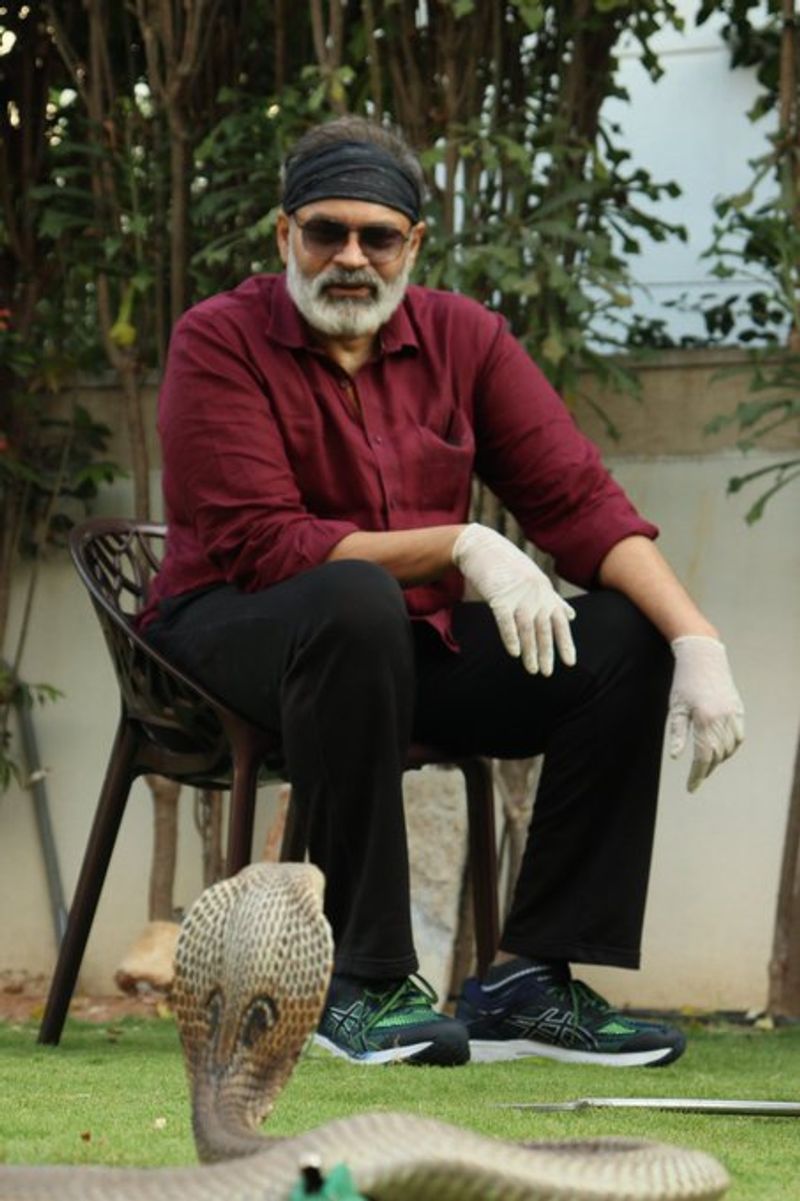 కుటుంబ బాధ్యలు తీరడంతో నచ్చిన పనులు చేస్తూ... తన గురించి ప్రేక్షకులకు తెలియని కొత్త విషయాలు చెప్పాలని అనుకుంటున్నాడు.