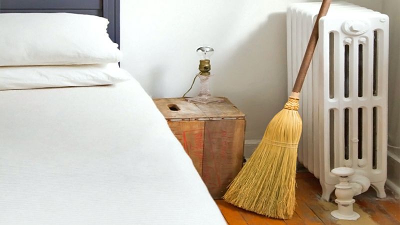4. बेडरूम में झाडू, तेल का कनस्तर, अंगीठी आदि न रखें।
