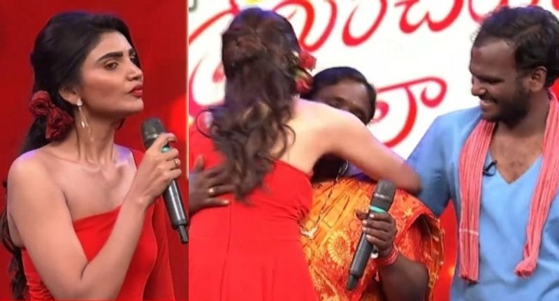 జబర్దస్త్ మల్లెమాలవారు ‘శ్రీదేవి డ్రామా కంపెనీ’ అనే కామెడీ షోని ఇటీవల ప్రారంభించారు. ఈటీవీలో ప్రసారం అవుతున్న ఈ షోకి సంబంధించి ప్రోమో విడుదల చేశారు. యాంకర్ వర్ష, ఇమ్మానుయేల్ల లవ్ ట్రాక్తో ఈ షోని రన్ చేస్తుండగా.. వారానికో సెలబ్రిటీని తీసుకుని వచ్చి కొత్త కొత్త డ్రామాలతో రక్తికట్టిస్తున్నారు.