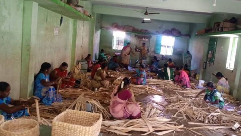 मुरुगेसन के साथ आज 100 से ज्यादा लोग जुड़े हुए हैं। इनमें ज्यादातर महिलाओं को काम मिला हुआ है। मुरुगेसन आज केले के छिलकों से रस्सी, चटाई, टोकरी, चादर और अन्य सजावटी चीजें तैयार करा रहे हैं। मुरुगेसन को अब दूसरे देशों से भी ऑर्डर आने लगे हैं। यही नहीं, वे 40 से ज्यादा मशीनें भी बेच चुके हैं। हाल में नाबार्ड ने उन्हें 50 मशीनों का आर्डर दिया है।
