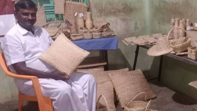 बता दें कि भारत में हर साल 14 मिलियन टन केले का उत्पादन होता है। इनमें तमिलनाडु, महाराष्ट्र, कर्नाटक, केरल, आंध्र प्रदेश, गुजरात और बिहार सबसे ज्यादा केला उगाते हैं। तिरुचिरापल्ली में 'नेशनल रिसर्च सेंटर फॉर बनाना' में केले की छाल से प्रोडक्ट्स तैयार करने की ट्रेनिंग भी दी जाती है।
