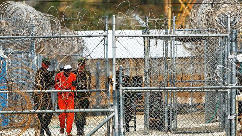 ग्वांतनामो बे जेल (Guantanamo Bay detention camp) को क्यूबा की जिस जमीन पर खोला गया, उसे अमेरिका ने 1930 में लीज पर लिया था। ग्वांतनामो बे जेल में तब 779 कैदियों को पिंजरेनुमा बाड़ों में बंद करके रखा गया था। राष्ट्रपति बनने के बाद बराक ओबामा ने इस जेल को बंद कराने की कोशिश की, लेकिन वे नाकाम रहे।
