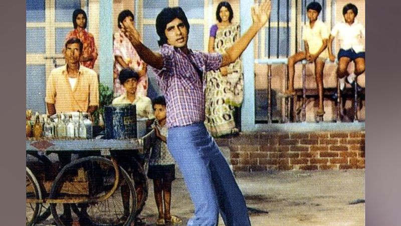 बता दें कि अमिताभ ने मुंबई में फिल्मों में किस्मत आजमाने से पहले कोलकाता में रेडियो अनाउंसर और एक शिपिंग कंपनी में एग्जीक्यूटिव के तौर भी काम किया था। उस दौरान उन्हें 800 रुपए सैलरी मिला करती थी। 1968 में कोलकाता की नौकरी छोड़ने के बाद मुंबई आ गए।