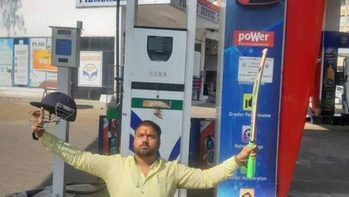 Price of premium petrol crossed Rs 100 in Bhopal, man expressed opposition by raising bat and helmet asa Price of premium petrol crossed Rs 100 in Bhopal, man expressed opposition by raising bat and helmet asa