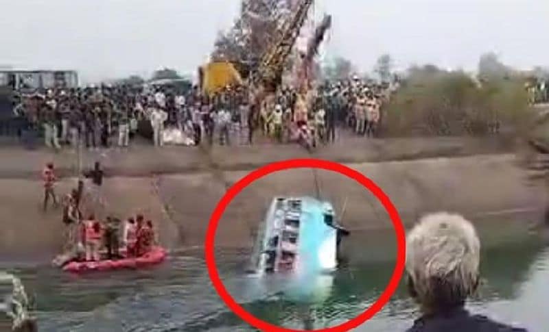 बताया जा रहा है कि मृतकों में 12 छात्र भी थे जो रेलवे की परीक्षा देने सतना जा रहे थे। जैसे ही उनके परिजनों को पता चला तो मौके पर पहुंचकर बिलख रहे हैं। लाशों के ढेर के बीच वह अपने बेटों को तलाश रहे हैं। किसी को जब अपनों चेहरा दिख जाता है तो वह छाती पटक रोने लगते हैं।पने बेटों को तलाश रहे हैं। किसी को जब अपनों चेहरा दिख जाता है तो वह छाती पटक रोने लगते हैं।