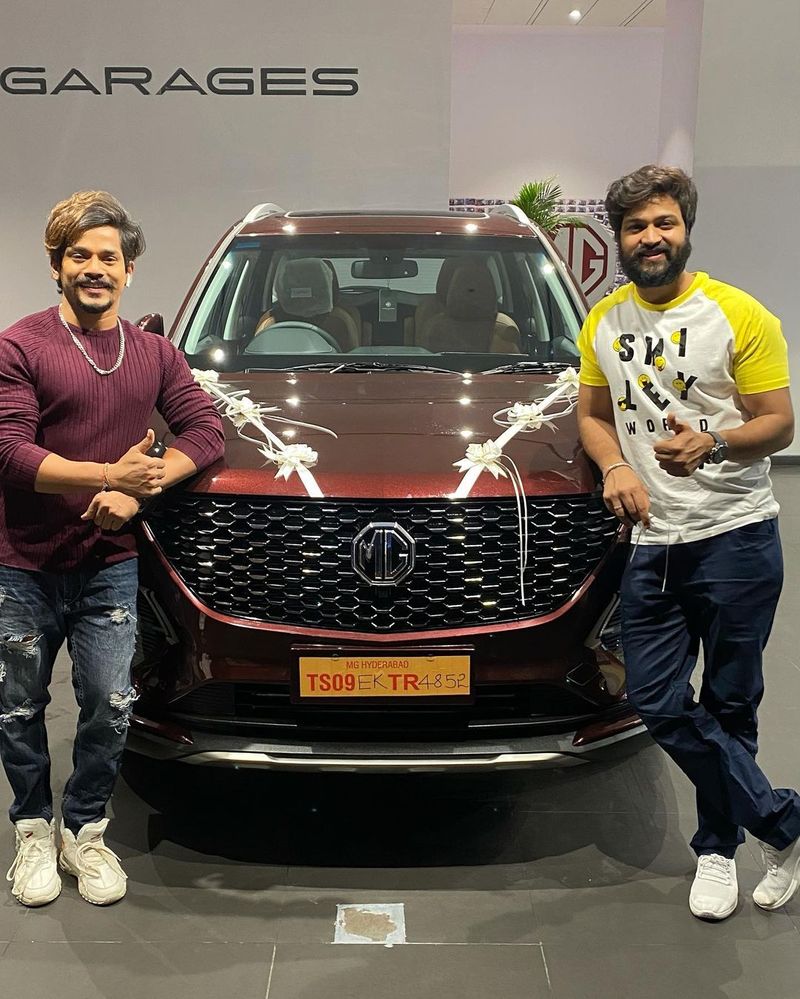 బిగ్బాస్ విన్నర్ అభిజిత్ కంటే ఎక్కువ పేరుని, గుర్తింపుని, క్రేజ్ని తెచ్చుకున్నాడు సోహైల్. అదే జోరుని బయట కూడా కొనసాగిస్తున్నాడు. ఫైనల్లో 25 లక్షల ఆఫర్ని తీసుకుని లక్కీ ఛాన్స్ కొట్టేశాడు.