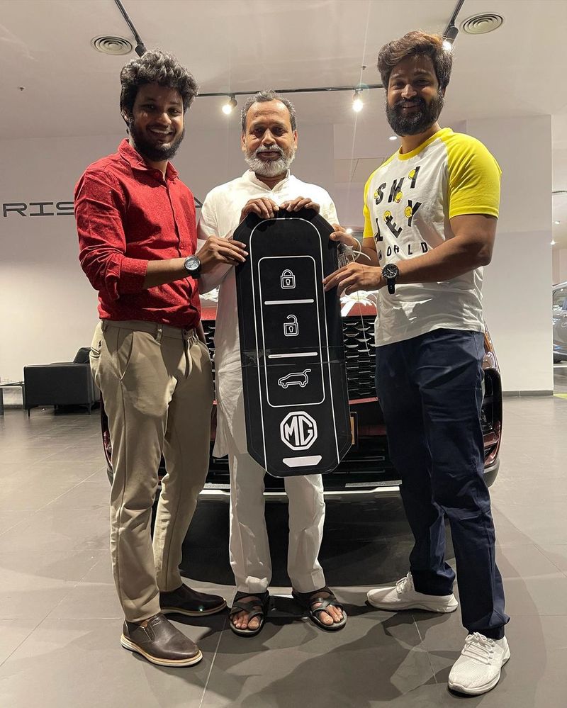 మరోవైపు వరుసగా ఇంటర్వ్యూలిస్తూ అనేక ఆసక్తికర విషయాలను పంచుకున్నాడు. షోరూమ్స్ ఓపెనింగ్లోనూ సందడి చేస్తున్నాడు సోహైల్. ఎన్జీఓలకు తాను ఇవ్వాలనుకున్న అమౌంట్ని విరాళంగా అందించాడు.