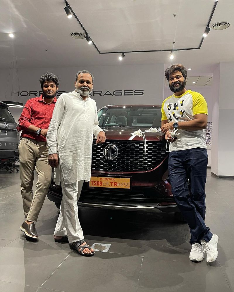 ఇప్పుడు అభిమానులకు, సినీ వర్గాలకు శుభవార్త చెప్పాడు. కొత్త కారు కొని అందరిని సర్ప్రైజ్ చేశారు. ఎంజీ కంపెనీకి చెందిన కొత్త కారుని ఇటీవల ఆయన కొనుగోలు చేశారు. దీని విలువ దాదాపు ముప్పై లక్షల వరకు ఉంటుందని సమాచారం.