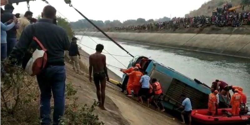 हादसा सीधी से 80 किमी और सतना से करीब 100 किमी रामपुर नैकिन के पास सरदा गांव में हुआ। बस सुबह 6 बजे सीधी से रवाना हुई थी। बस में 32 की जगह 54 लोग बैठाए गए थे। सीधी-सिंगरौली जिले के यात्रियों की संख्या बस में ज्यादा थी। 