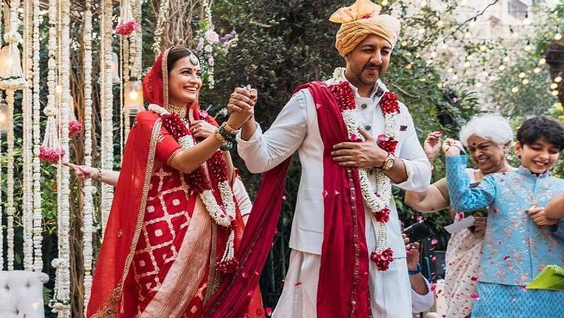 दीया द्वारा शेयर की फोटो में वे सुर्ख लाल रंग की साड़ी में बेहद खूबसूरत नजर आ रही है। फेरे लेते हुए एक फोटो सामने आई है, जिसमें देखा जा सकता है कि दीया ने दूल्हे वैभव का हाथ कसकर पड़ रखा है और उनके चेहरे पर मुस्कान खिली हुई है।