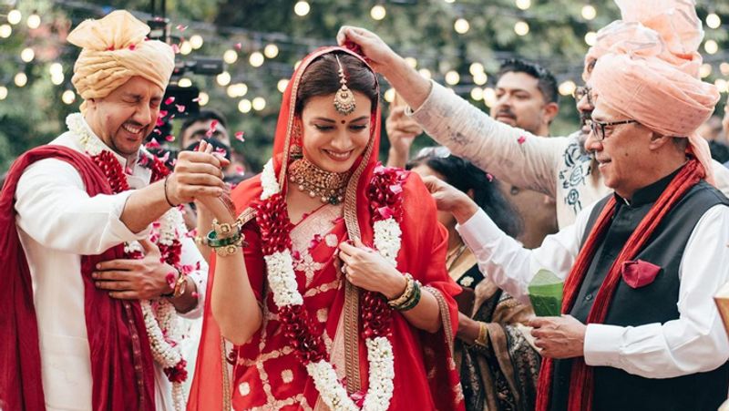 फेरे लेते वक्त शादी में शामिल रिश्तेदारों ने दोनों पर फूल बरसा कर आशीर्वाद दिया। इस मौके दीया बेहद खुश नजर आ रही थी।