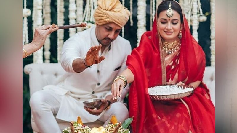 मंडप में बैठे दीया और वैभव शादी की रस्मों को निभाते दिखे। कपल ने बेहद सादगी से शादी की।