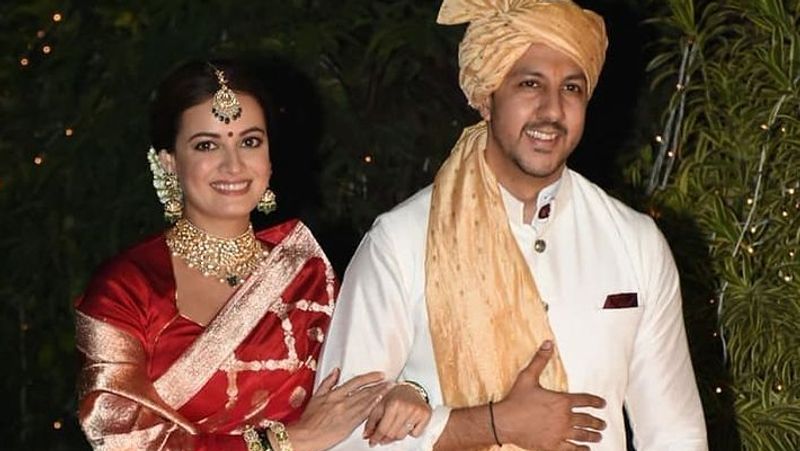 शादी के बाद पति-पत्नी बंगले से बाहर आए और लंबे समय से उनका इंतजार कर रही मीडिया को पोज दिए। इस दौरान दीया के पति वैभव सफेद कुर्ते-पायजामे और पगड़ी में मुस्कुराते हुए नजर आए।
