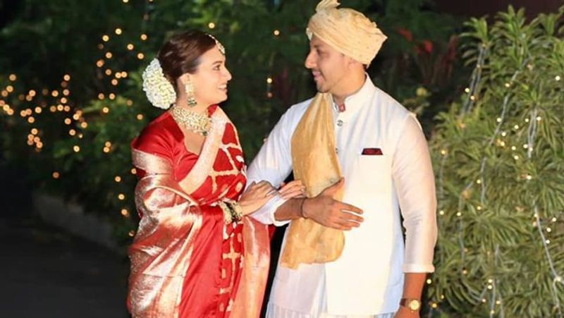 खबरों की मानें तो दीया के होने वाले पति वैभव भी दीया की तरह ही तलाकशुदा है। उनकी एक बेटी भी है। वैभव की शादी पहले योग गुरु सुनैना रेखी के साथ हुई थी, लेकिन दोनों का तलाक हो चुका है। वहीं, दीया ने भी बिजनेसमैन साहिल संघा सा शादी की थी और 5 साल बाद दोनों अलग हो गए।