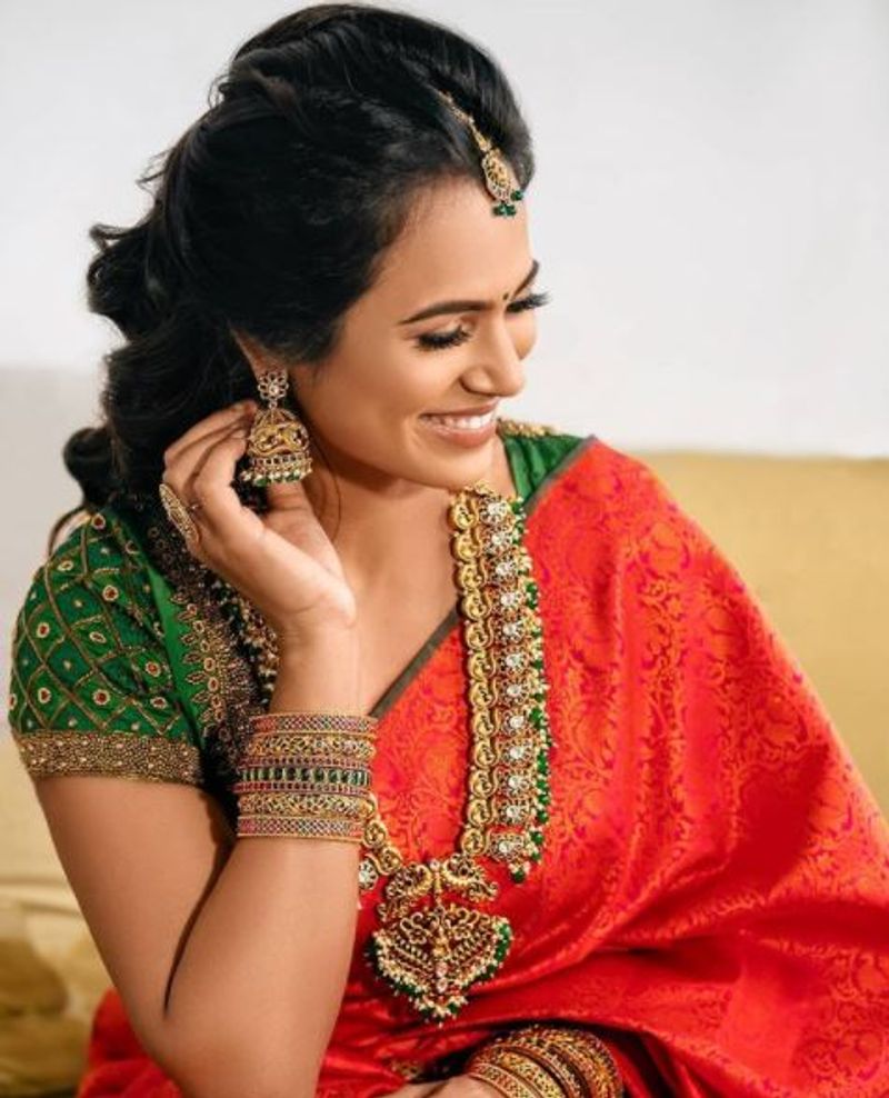 மேலும் அவ்வப்போது, இளம் ரசிகர்களின் நெஞ்சங்களை அள்ளும் விதத்தில் விதவிதமாக போட்டோ ஷூட் புகைப்படங்களை வெளியிட்டு வருவதை வழக்கமாக வைத்துள்ளார்.