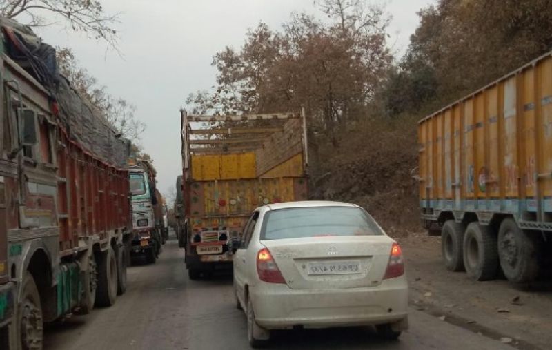 इस कारण ड्राइबर ने बदल लिया था रुट
छुहिया घाटी से होकर बस रोजाना सतना के लिए जाती थी। मंगलवार की सुबह जाम लगे होने की वजह से ड्राइवर ने बस का रूट बदलकर नहर का रास्ता पकड़ और यह हादसा हो गया। सीधी से सतना के बीच चलने वाली बसें सुबह के समय अकसर खाली हो जाती हैं।
