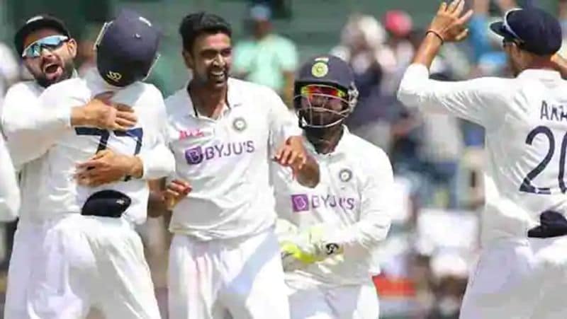 <p>ভারতীয়দের মধ্যে সর্বোচ্চ উইকেট প্রাপকদের দলে প্রথমেই রয়েছেন প্রাক্তন লেগ স্পিনার অনিল কুম্বলে। ৯৫৩টি উইকেট নিয়েছেন তিনি। দ্বিতীয় স্থানে অফ-স্পিনার হরভজন সিংহ। তাঁর ঝুলিতে আছে ৭০৭টি উইকেট। তিন নম্বরে আছেন কপিল দেব। ৬৮৭টি উইকেট নিয়েছেন তিনি।<br />
</p>