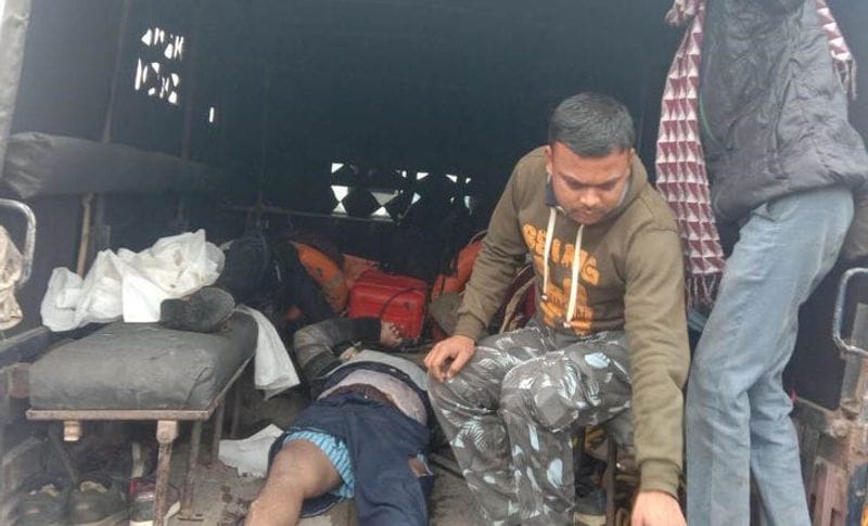 जब पुलिसकर्मी शवों को लेकर पुलिस गाड़ी में पोस्टमार्टम के लिए रखते तो परजिन गाड़ी से झूम जाते और अपनों का चेहरा देखने लग जाते। तस्वीर में देखिए सिपाही शवों को पोस्टमार्टम के लिए ले जाता हुआ।