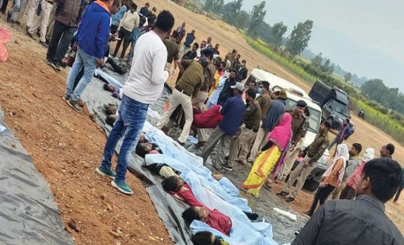 NDRF-SDRF और स्थानीय प्रशासन की मदद से करीब 4 बजे तक 51 शव निकाले जा चुके हैं। जैसे-जैसे रेस्क्यू टीम नहर से शव निकाल रही थी, वैसे-वैसे जिला पुलिस के जवान शवो को किनारे रख उनपर कफन ओढ़ा रहे थे। लेकिन परिजनों का रो-रोकर बुरा हाल था, वह शवों के चेहरे से कफन हटा-हटाकर अपनों को ढूंढने में लग जाते।
