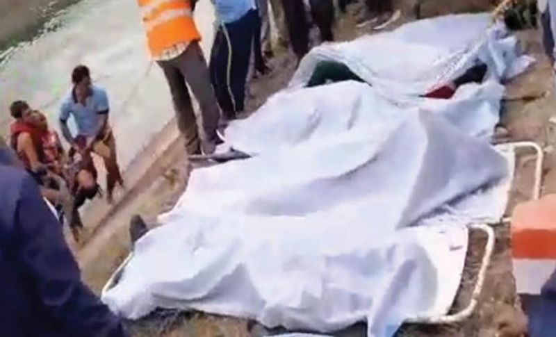  हादसे के बाद घटनास्थल से बेहद दिल को झकझोर देने वाली तस्वीरें सामने आ रही हैं। कोई मां बिलखते हुए अपने बेटे को खोज रही है तो कोई पति को तलाश कर रही है। लोग इधर-उधर भटक रहे हैं।