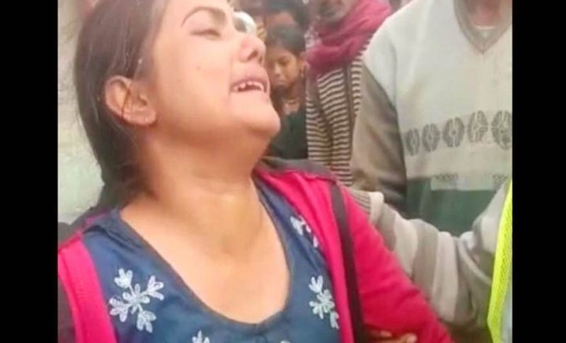 तस्वीर में दिखाई दे रही यह महिला इस तरह बिलख रही है कि उसकी चीखों ने हर किसी की आंखें नम कर दीं। वह बार-बार कहे जा रही थी कि हे मेरे भैया मुझे मेरा बेटा लौटा दो। मुझे उस डूबती बस के पास लेकर चलो।