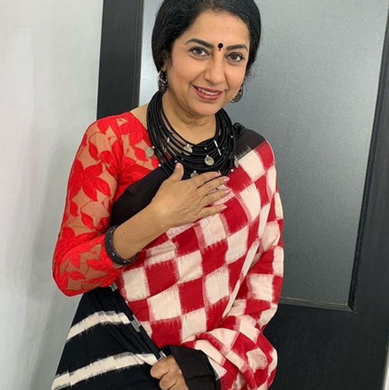 സിന്ധു ഭൈരവി എന്ന സിനിമയിലൂടെ മികച്ച നടിക്കുള്ള ദേശീയ പുരസ്കാരം നേടിയിട്ടുണ്ട് സുഹാസിനി.