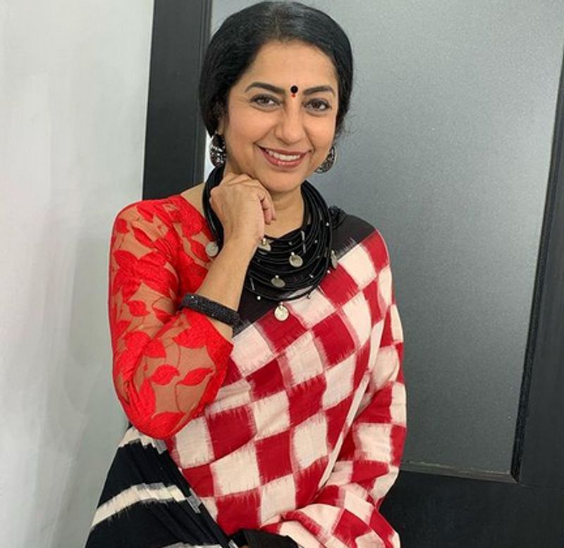തമിഴിലെ പ്രമുഖ നടനായ ചാരുഹാസന്റെ മകളാണ് സുഹാസിനി.
