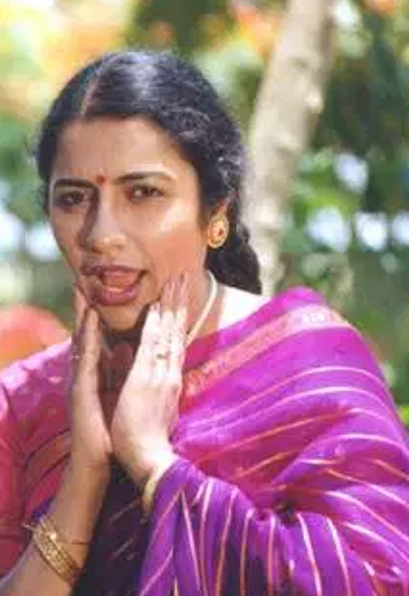 സുഹാസിനി മദ്രാസ് ഫിലിം ഇൻസ്റ്റിറ്റ്യൂട്ടില് പഠിച്ച ആദ്യ ഛായാഗ്രാഹകയാണ് സുഹാസിനി.