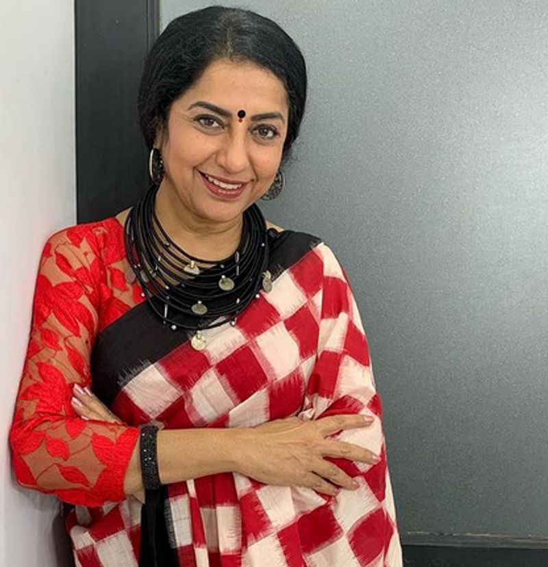സ്റ്റേജിലെ വിവിധ ഘട്ടങ്ങള് (stages of stage) എന്നാണ് സുഹാസിനി എഴുതിയിരിക്കുന്നത്.
