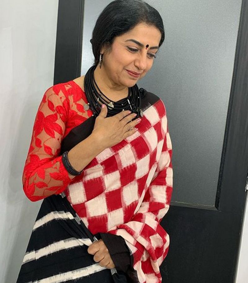 സുഹാസിനി ഇന്ദിര എന്ന സിനിമയ്ക്ക് തിരക്കഥയെഴുതി സംവിധാനം ചെയ്തിട്ടുണ്ട്.