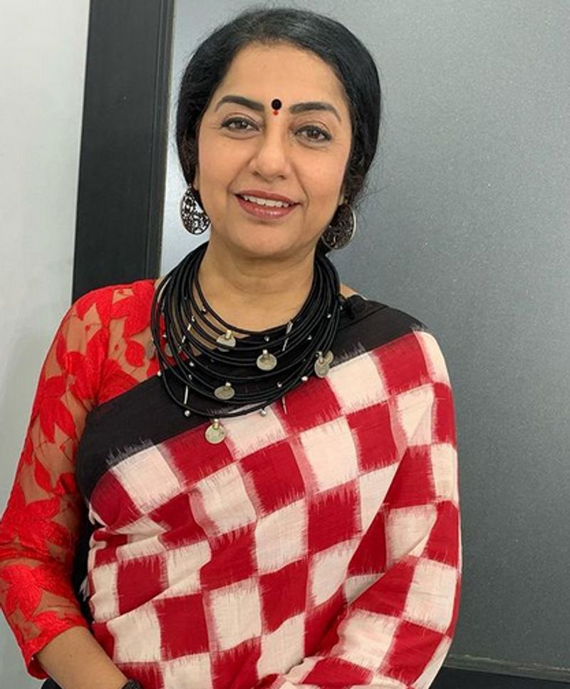 ഇന്ത്യയിലെ ഗ്രാമത്തിലെ കഥയാണ് ഇന്ദിര എന്ന സിനിമയിലൂടെ സുഹാസിനി പറഞ്ഞത്.
