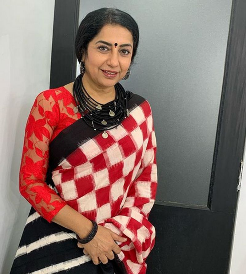 സന്തോഷ് ശിവന് മികച്ച ഛായാഗ്രാഹകനുള്ള തമിഴ്നാട് സര്ക്കാരിന്റെ പുരസ്കാരം ലഭിച്ചപ്പോള് ഇന്ദിരയ്ക്ക് പ്രത്യേക ജൂറി പുരസ്കാരവും ലഭിച്ചു.