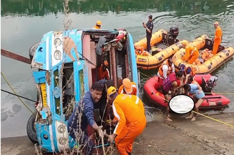 तैरकर बाहर आया ड्राइवर
मीडिया रिपोर्ट्स के मुताबिक ड्राइवर खुद तैरकर बाहर आ गया। उसे हिरासत में लिया गया है। अधिकारियों ने मृतकों की संख्या 45 हो गई है।
