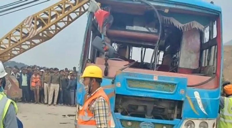 हर कोई कर रहा तारीफ
घटना स्थल पर पहुंची बीजेपी सांसद रीति पाठक और बीजेपी विधायक शरतेंदु तिवारी ने भी शिवरानी से मिलकर उसके साहस की प्रशंसा की है। वहीं, हर कोई शिवरानी से मिलकर उसे बहादुरी के लिए शाबासी दी है।