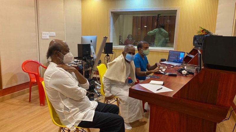  'அண்ணாத்த' படப்பிடிப்பில் இருந்து, வந்த பின்னர் ரசிகர்கள் மத்தியில் தலை காட்டாமல் இருந்த சூப்பர் ஸ்டார் நீண்ட நாட்களுக்கு பின் தற்போது ரசிகர்களுக்கு தரிசனம் கொடுத்துள்ளார். 