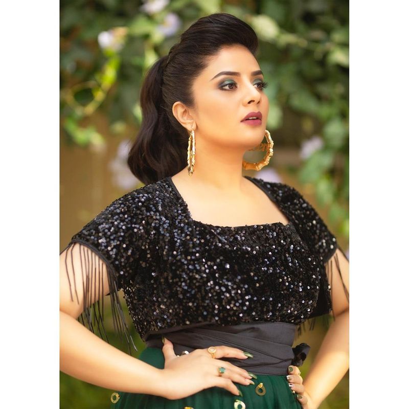 ఈ సందర్భంగా శ్రీముఖి ధరించిన ట్రెండీ వేర్ ఫోటోలు తాజాగా ఇన్స్టాలో అభిమానులతో పంచుకుంది. లేట్ అయినా లేటెస్ట్ గా వస్తున్నానని చెప్పింది.