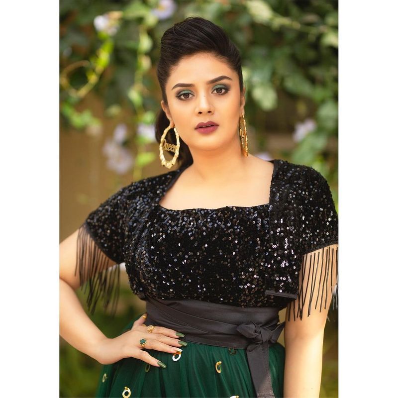 ప్రస్తుతం ఈ నయా గ్లామర్ పిక్స్ ఆకట్టుకుంటున్నాయి. ఇందులో శ్రీముఖి వయ్యారాలు ఒలకబోస్తూ హోయలు పోయిన తీరు అభిమానులను ఫిదా చేస్తున్నాయి.