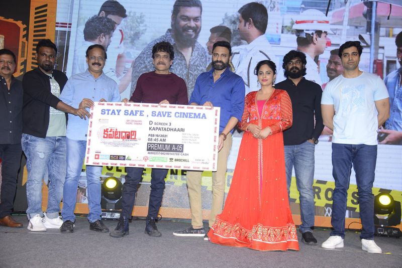 గెస్ట్ గా అటెండ్ అయిన నాగార్జున బిగ్ టికెట్ని లాంచ్ చేశారు. ఈ సందర్భంగా ఆయన చిత్ర బృందానికి అభినందనలు తెలియజేశారు.